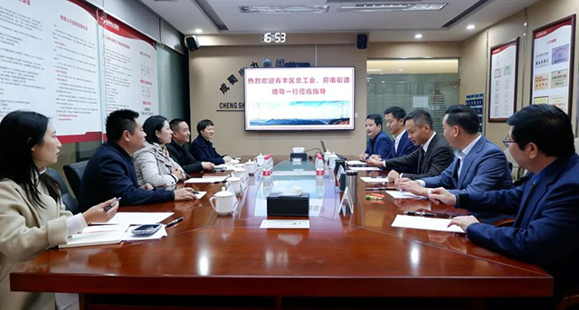 成都市青羊區(qū)總工會、府南街道總工會領(lǐng)導(dǎo)蒞臨成蜀電力集團參觀交流