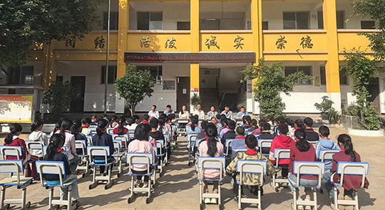 情暖校園 愛心助學(xué) —— 成蜀電力集團向永勝縣光華鄉(xiāng)新民小學(xué)捐贈課桌椅?